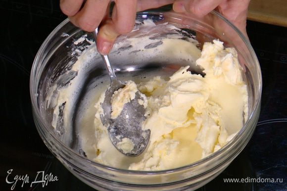 Приготовить крем: соединить сливочный сыр, сахарную пудру, ванильный экстракт и все перемешать.