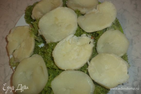 Затем разрезать картофель на половинки, аккуратно вынуть вилкой часть мякоти, чтобы не повредить стенки картофеля. Мякоть нарезать мелкими кубиками.