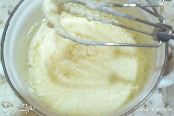 В это время в кастрюлю или глубокую миску кладём размягчённое масло, сгущёнку, сметану, вбиваем яйцо, смешиваем миксером 1 минуту. Кстати, с таким количеством сгущёнки печенье выходит малосладкое, ведь будет ещё сладкий крем ;) Сгущёнку можно без проблем заменить на 70-80 гр сахара или даже на мёд!