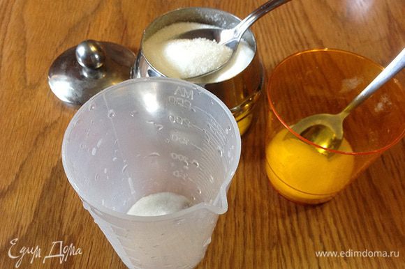 В стакане с горячей водой растворить сахар и соль. Постепенно вливая воду, замесить однородное гладкое тесто.