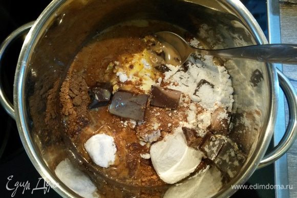В кастрюле смешиваем шоколад, сливочное масло, сахарную пудру, какао и ликер. Ставим на плиту и варим до тех пор, пока все ингредиенты не растопятся. Снимаем с плиты и охлаждаем до комнатной температуры.
