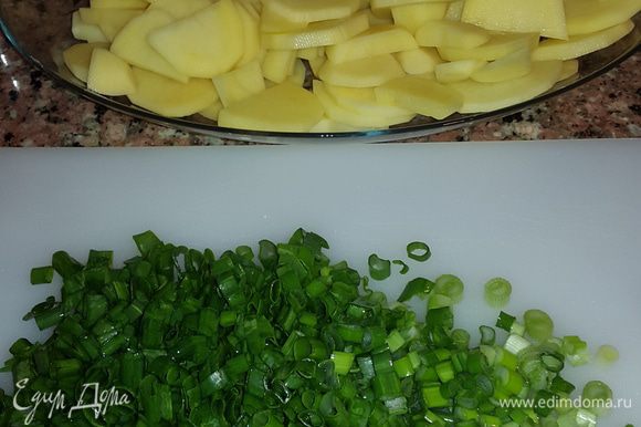 Картофель чистим и нарезаем пластиками примерно 0,5 см. Лук мелко шинкуем.