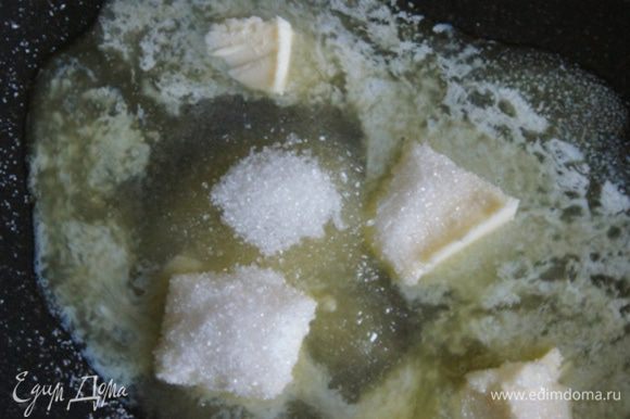В кастрюле вскипятить воду, добавить соль и немного сахара. Сильно не солить. Сварить макароны. В сковороде разогреть сливочное масло и сахар.