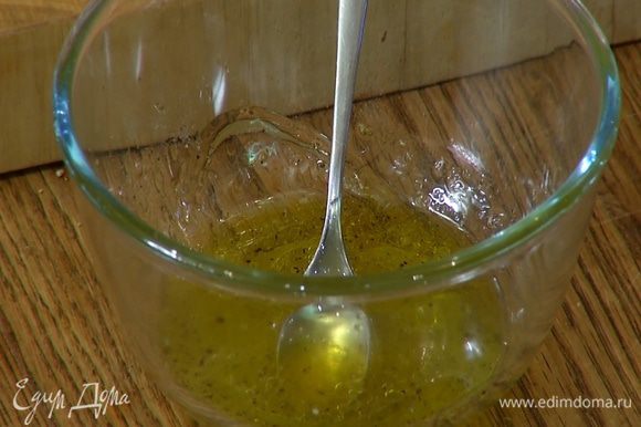 Приготовить заправку: сок лимона соединить с медом, оливковым маслом, посолить, поперчить и перемешать.