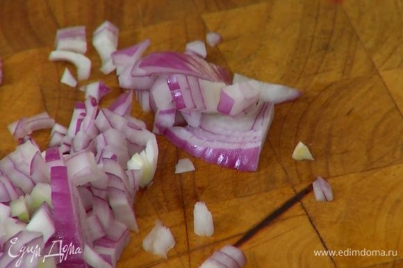 Оставшуюся половинку луковицы и зубчик чеснока почистить и мелко порубить.