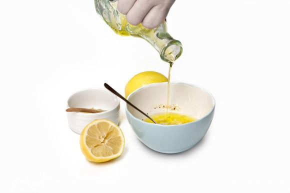 Оливковое масло соединить с лимонным соком, горчицей, уксусом и медом, посолить, поперчить и перемешать. Чеснок мелко порубить и добавить к заправке.