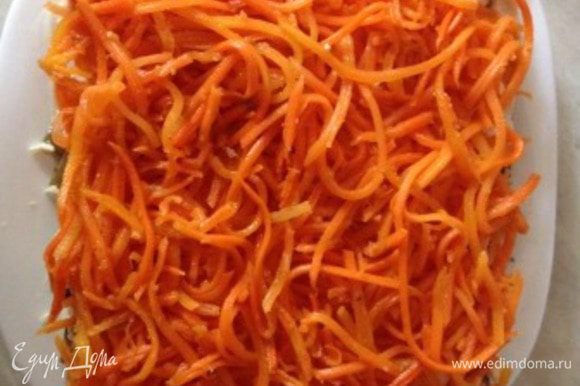 Следующий слой корейская морковь. Его можно смазывать майонезом, а можно нет.