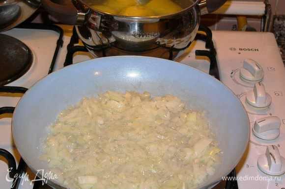 Картофель очистить и отварить. Пока варится картошка, лук очистить, мелко нарезать и обжарить на растительном масле. Нарезать петрушку.