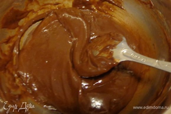 Разделить крем напополам и в одну часть добавить шоколад. Полностью растворить его в креме. Остудить обе части. Когда кремы остынуть, добавить размягченное сливочное масло и коньяк и хорошенько взбить.