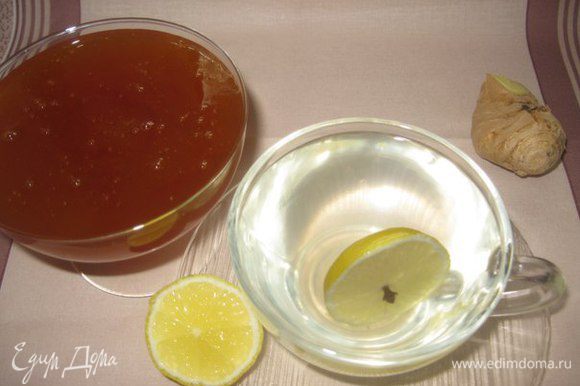 Наливаем в чашку и добавляем мед. Будьте здоровы и теплых вам зимних вечеров!