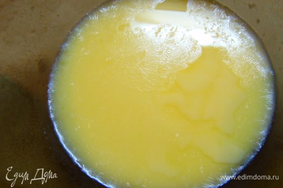 Сливочное масло растопить и влить в тесто.
