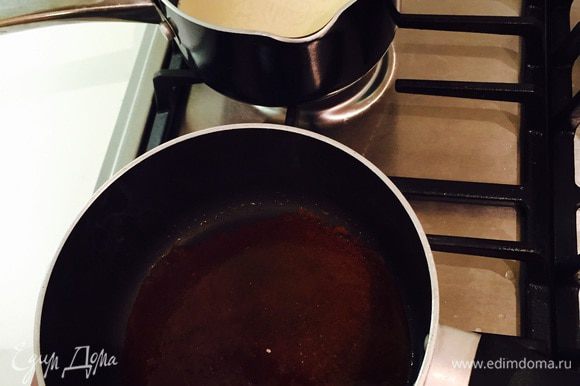 Для карамельного крема поставить на огонь кастрюльку с сахаром и одновременно подогреть молоко с таким же количеством сливок.