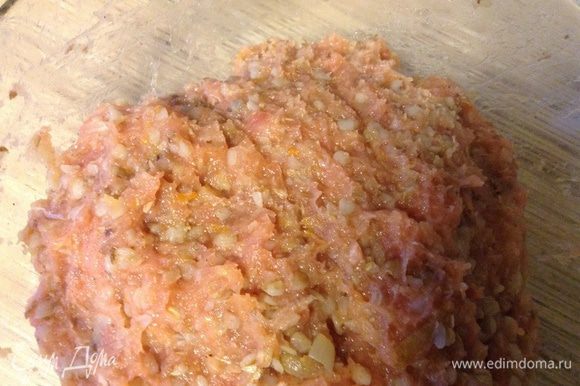 Лук порезать мелко, морковь потереть на терке, немного обжарить, добавить в фарш, также добавить яйца, отварную гречку, соль, специи вымешать.