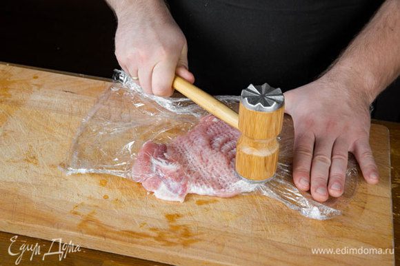 Мясо отбить как можно тоньше, придать форму приблизительную к прямоугольнику. Натереть каждую отбивную солью, перцем и пропущенным через пресс чесноком. Можно использовать любые любимые специи.