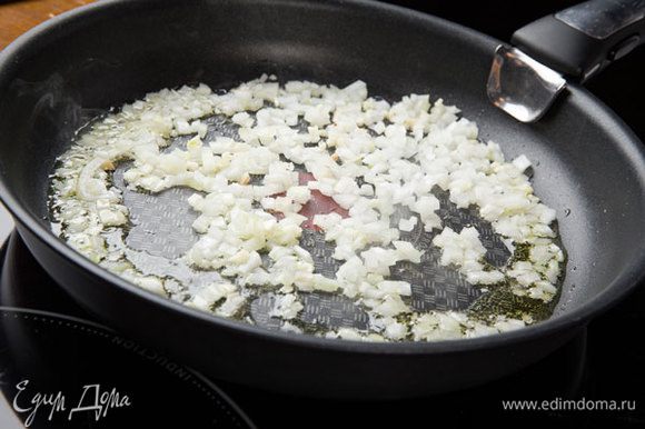 Разогреть в сковороде 2 ст.л. оливкового масла. Чеснок и лук очистить обжарить до мягкости.