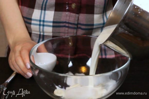 Залить шоколад смесью из горячего молока и сливок. Добавить ваниль и сироп, перемешать до однородности.
