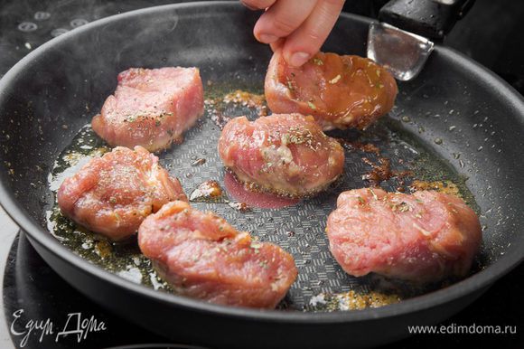 Спустя указанное время сковородку ставим на огонь, добавляем смесь масел и жарим мясо – с каждой стороны по пару минут.