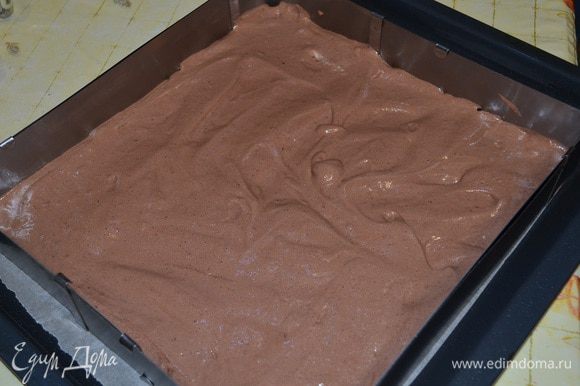 Распределите шоколадное тесто по противню ровным слоем, толщиной 1 см и выпекайте при 180°С около 10 минут. Когда бисквит остынет, вырежьте два квадрата 15х15 см. Торт собирается в рамке 15х15 см.