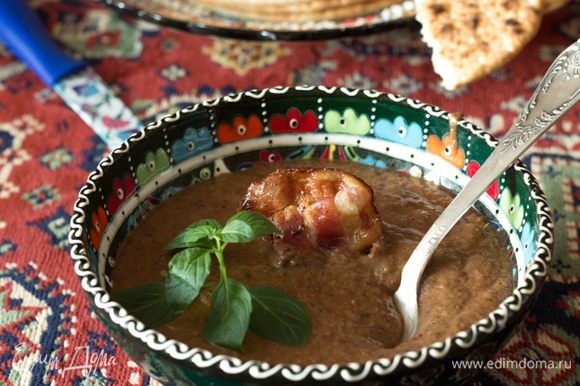 Готовый суп пюрировать блендером, еще раз прокипятить перед подачей. Подавать, украсив кусочком жареного бекона и зеленью. Не забудьте поставить на стол питу или другие хлебные лепешки, как это делают в Турции.