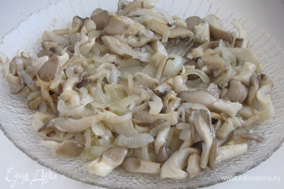 Выложить грибы с луком на блюдо и остудить.