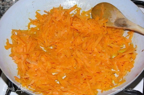 Свежую морковь очистить, натереть на крупной терке, обжарить на масле на сковороде, добавив соль.