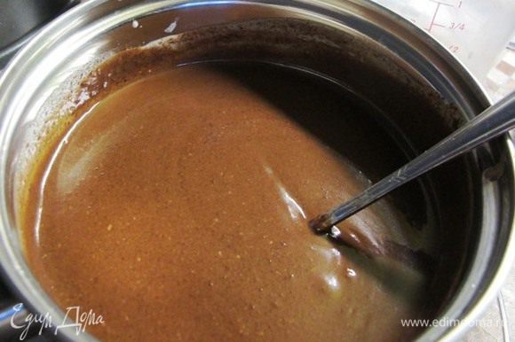 Масло и шоколад растопить на водяной бане или в микроволновке. Духовку включить на 160°C.