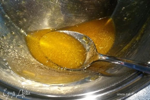 Дать остыть, тем временем приготовить глазурь. В небольшую кастрюлю налить сок, добавить сахар и уварить до консистенции между сиропом и карамелью.