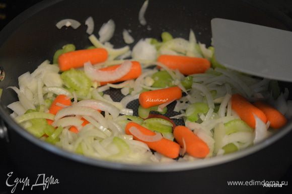 Обжарить на масле тонко порезанный лук, морковь и сельдерей.