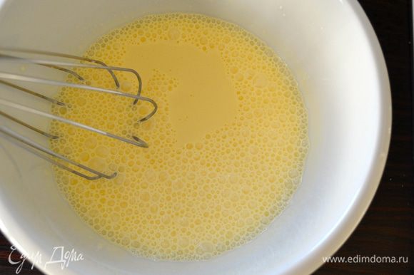 В отдельной емкости смешайте сливки и яичные желтки, немного взбейте их венчиком до однородности и введите в суп, продолжая взбивать его тем же венчиком.