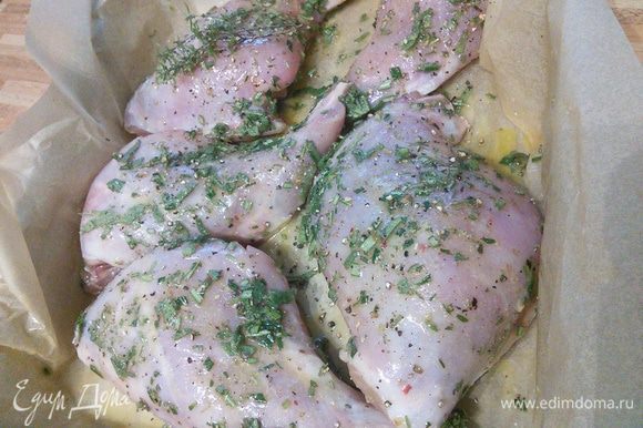 В форму, в которой будут запекаться кролик, выстелите бумагой и выложите кроличьи голени. Тщательно вмассируйте масляно-травяную смесь в мясо кролика. Запекайте в разогретой до 180°С духовке около 50 мин (до готовности мяса). Каждые 15 минут поливайте мясо образовавшимся соусом.