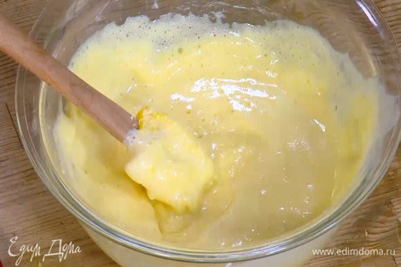 Добавить оставшееся яйцо и лимонную цедру, влить лимонный сок и взбитые яйца и еще немного перемешать.