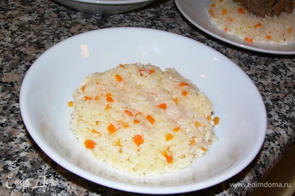 Теперь укладываем на тарелку рис...