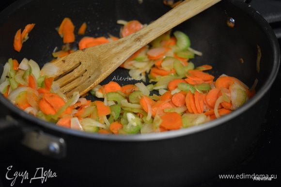 Вылить 1 ст. л. масла на сковороду, добавить морковь, сельдерей, лук тонко порезанный. Готовить 3 мин.