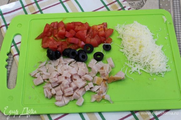 Сначала необходимо подготовить все для начинки. Куриную грудку нарезать на мелкие кубики, помидор и оливки мелко нарезать, сыр натереть на тёрке.