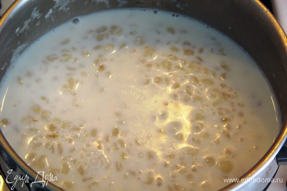 Варить под крышкой еще около 20 минут, пока каша хорошенько не загустеет. В конце можно добавить для густоты ложку крахмала, разведенную в двух ложках холодного молока. За минуту до готовности добавляем сахар.