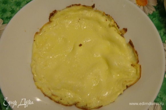 Тем временем взбить яйцо с молоком, по желанию добавить чуть-чуть сахара. Пожарить омлет, выложить его в достаточно глубокую тарелку.