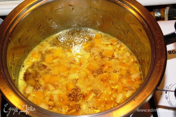 Добавьте в кипящий сироп апельсиновые корки и сок 1/4 лимона.