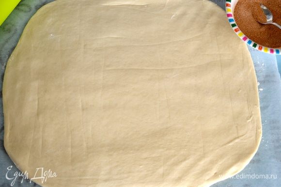 Выложить его на рабочую поверхность на лист пекарской бумаги и раскатать в прямоугольник. Толщина пласта 0.5 см.