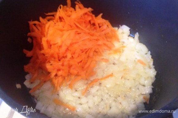 Обжарить лук до прозрачности, добавить морковь, довести до готовности.