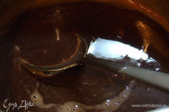 Добавьте шоколад в горячее молоко и мешайте до полного растворения шоколада.