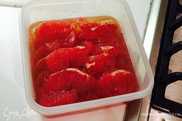 Заливаем горячим сиропом наш "обнаженный" грейпфрут, накрываем и пусть остывает, а потом ставим в холодильник на ночь.