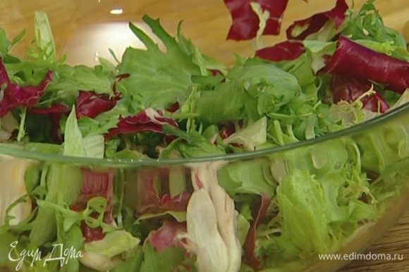 Приготовить салат: салатный микс сбрызнуть фундучным маслом, винным уксусом, посолить, посыпать измельченным розовым перцем и перемешать.