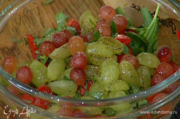 Приготовить соус: помидоры черри соединить с виноградом и тархуном, посолить, поперчить, влить 1 ч. ложку оливкового масла, уксус и все перемешать.
