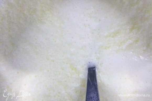 Полученную молочно-кефирную смесь мешаем пока молоко полностью не свернется.
