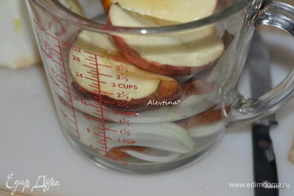 В специальную для СВЧ емкость выложим очищенное красное яблоко, нарезанное на части, стакан воды, половинку луковицы, нарезанную крупно, палочку корицы поломать на две части. Поставим в СВЧ на 5 мин.