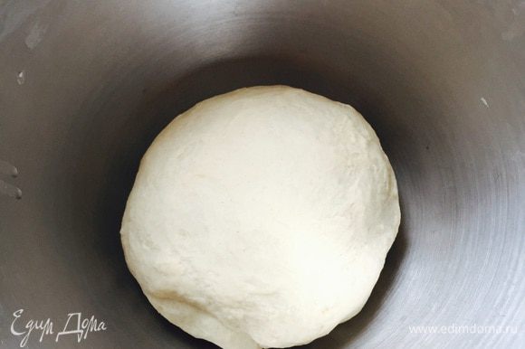Вымесить мягкое, эластичное тесто, собрать в шар, накрыть, оставить в тепле на 1 час.