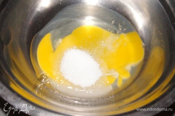 Духовку разогреть до 190°С. Сливочное масло растопить. Все готовится очень быстро и просто. Яйцо смешать с сахаром, солью и ванилином.