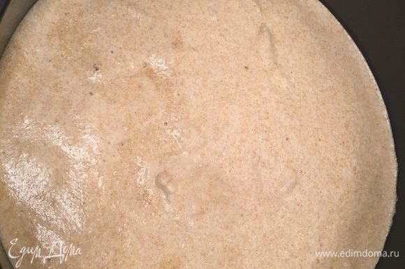 Форму на 24-26 см промазываем маслом и заливаем в него тесто. Ставим в разогретую до 180°С духовку минут на 10-15 (до сухой лучинки).