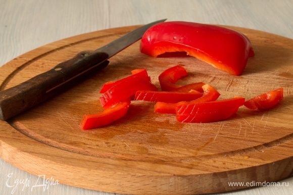 Болгарский перец нарезать соломкой.