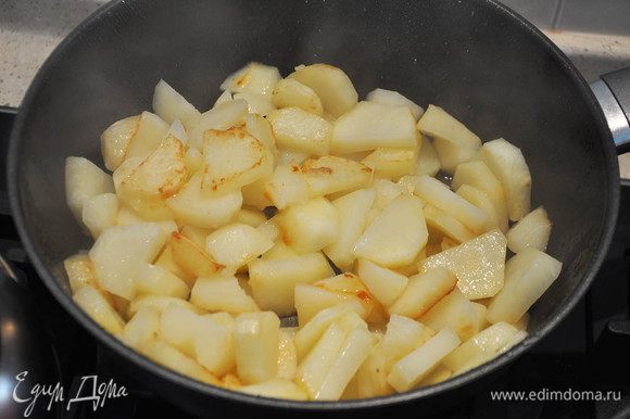 Картофель очистить, нарезать ломтиками и поджарить на масле почти до готовности, посолить.